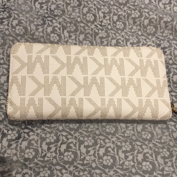 Michael Kors Jetset Vanilla Travel Wallet - Picture 2 of 7